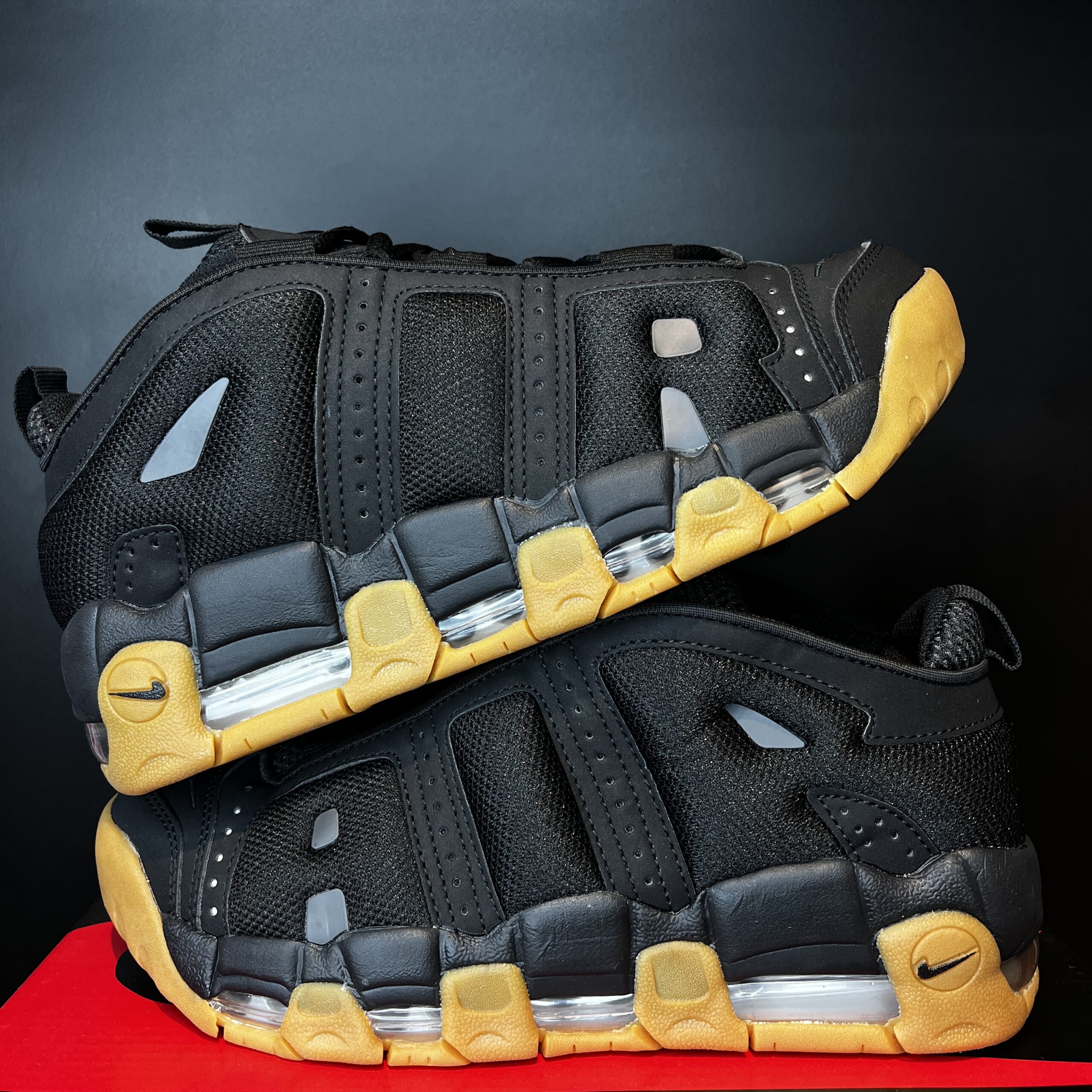 NIKE UMPTEPO LOW BLACK GUM