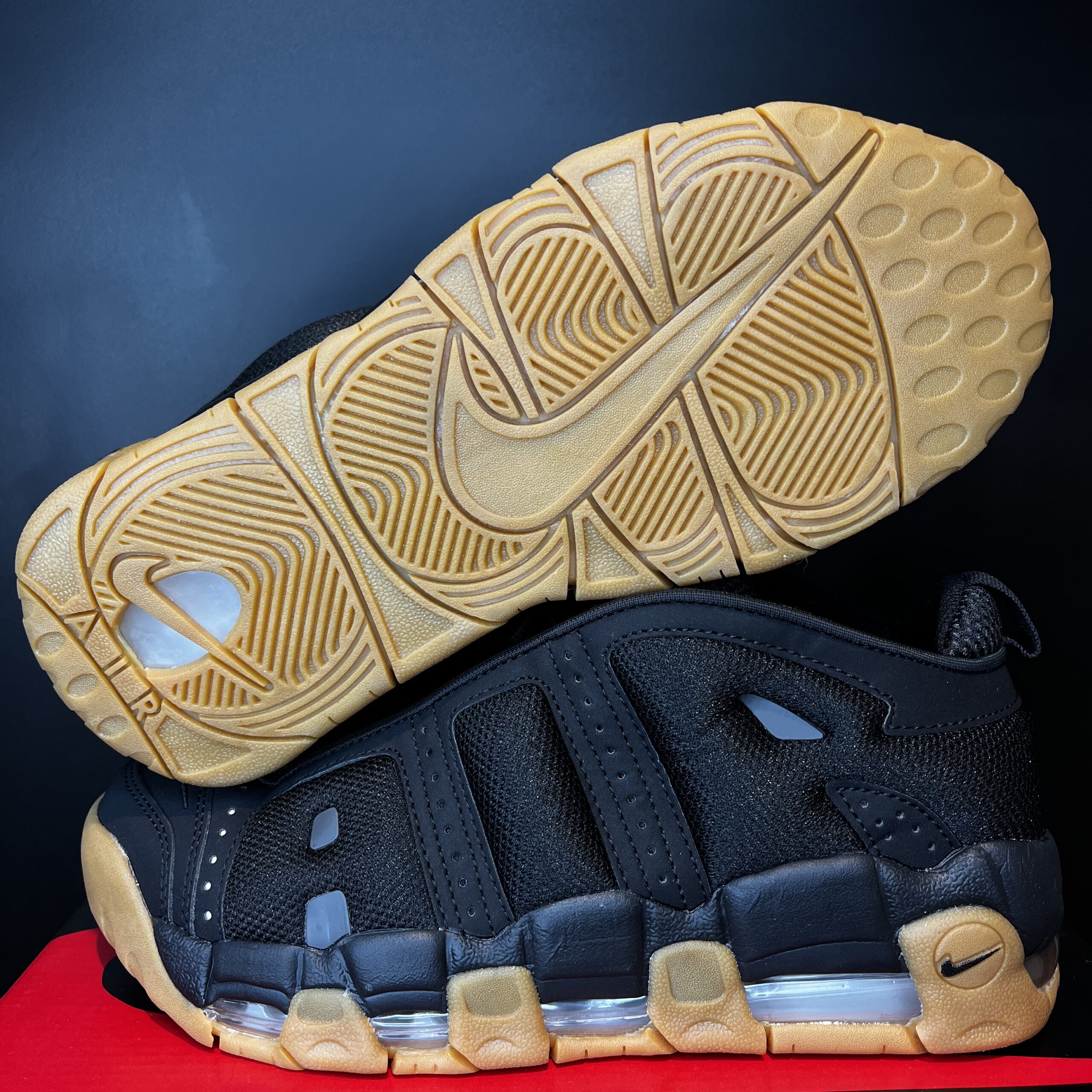 NIKE UMPTEPO LOW BLACK GUM - Imagen 2