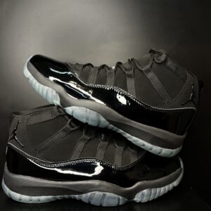 JORDAN RETRO 11 CAP AND GOWN