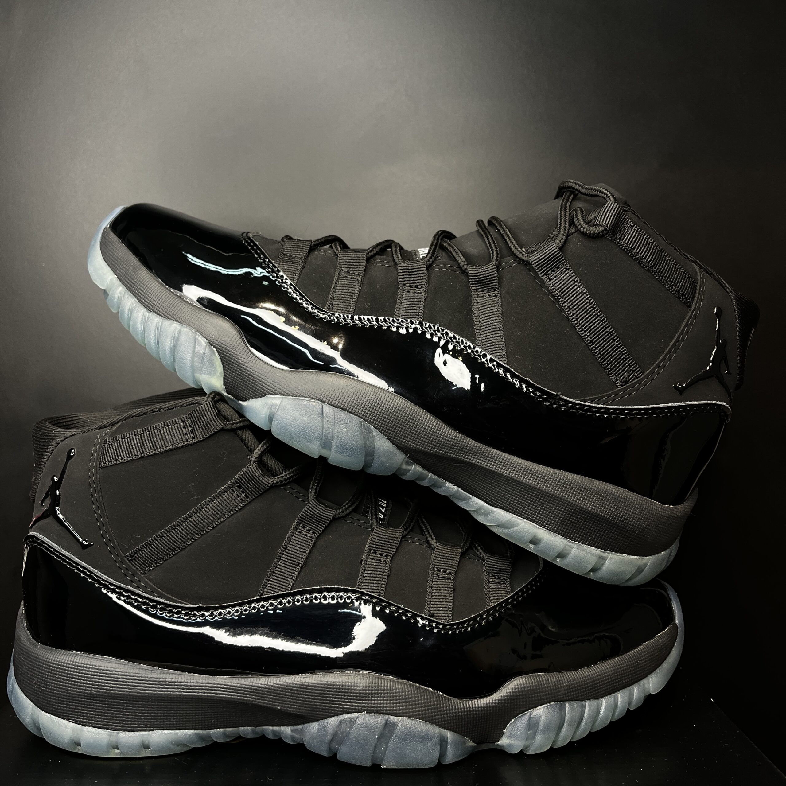 JORDAN RETRO 11 CAP AND GOWN