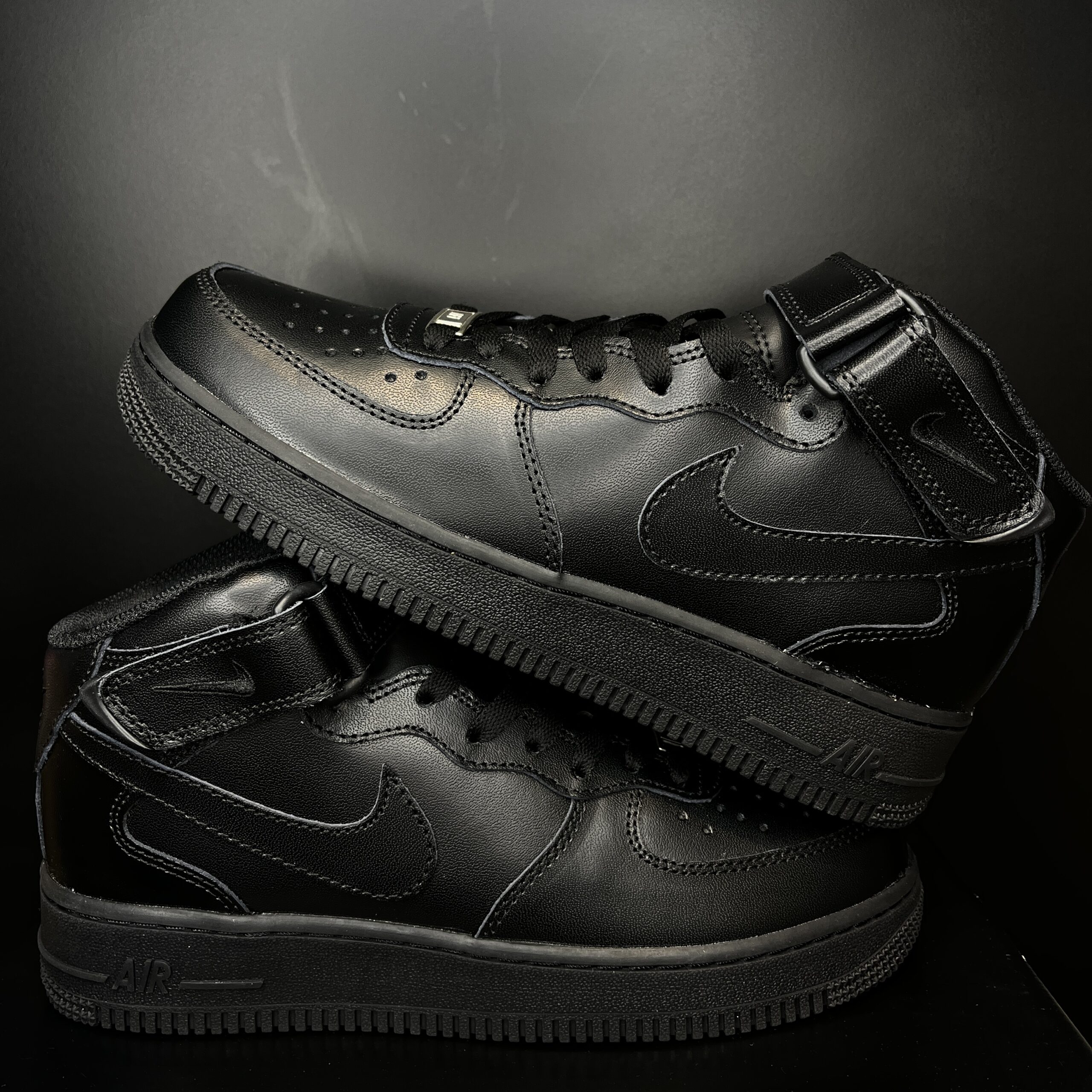 AIR FORCE ONE MID TRIPLE BLACK