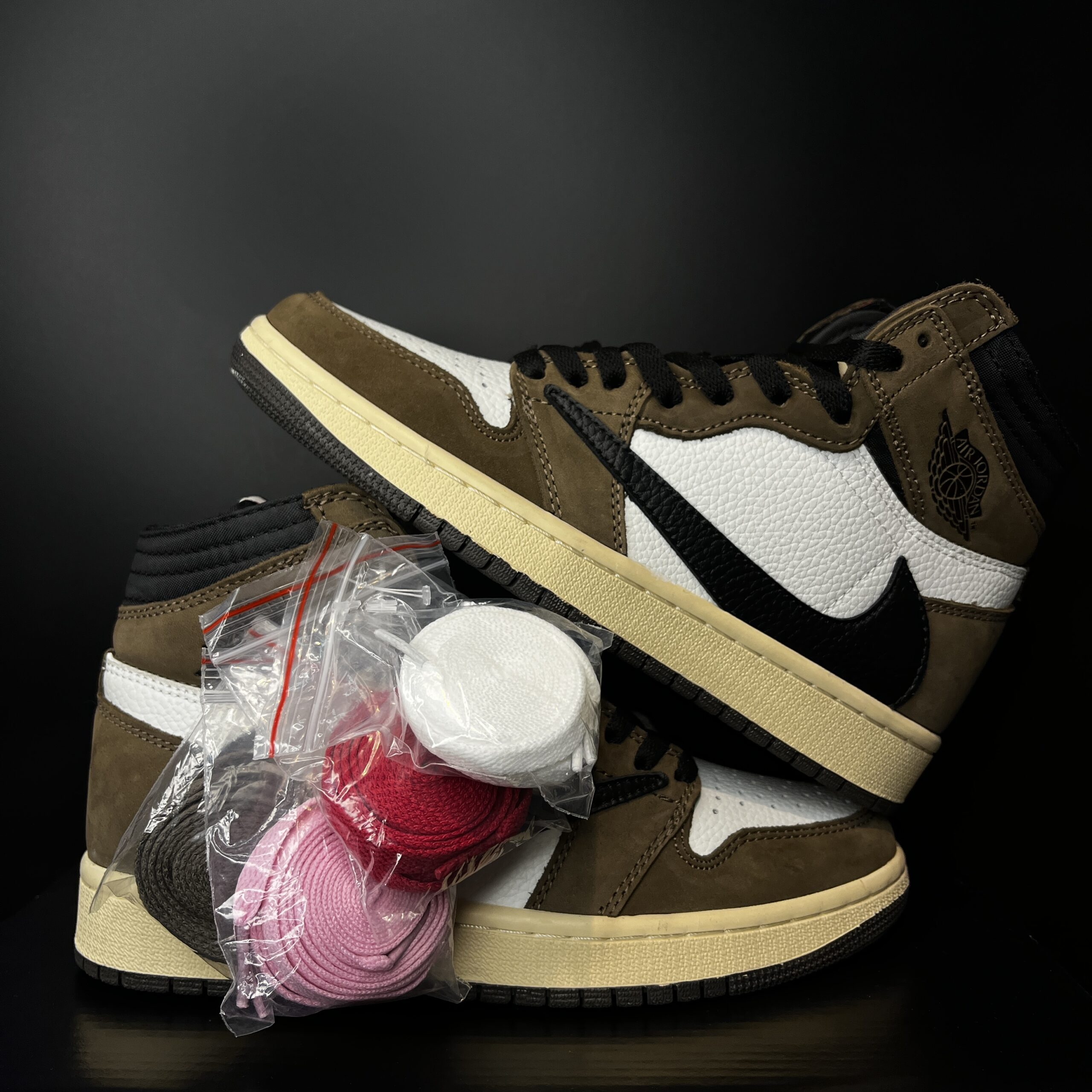 JORDAN RETRO 1 HIGH MOCA X TRAVIS SCOTT - Imagen 2