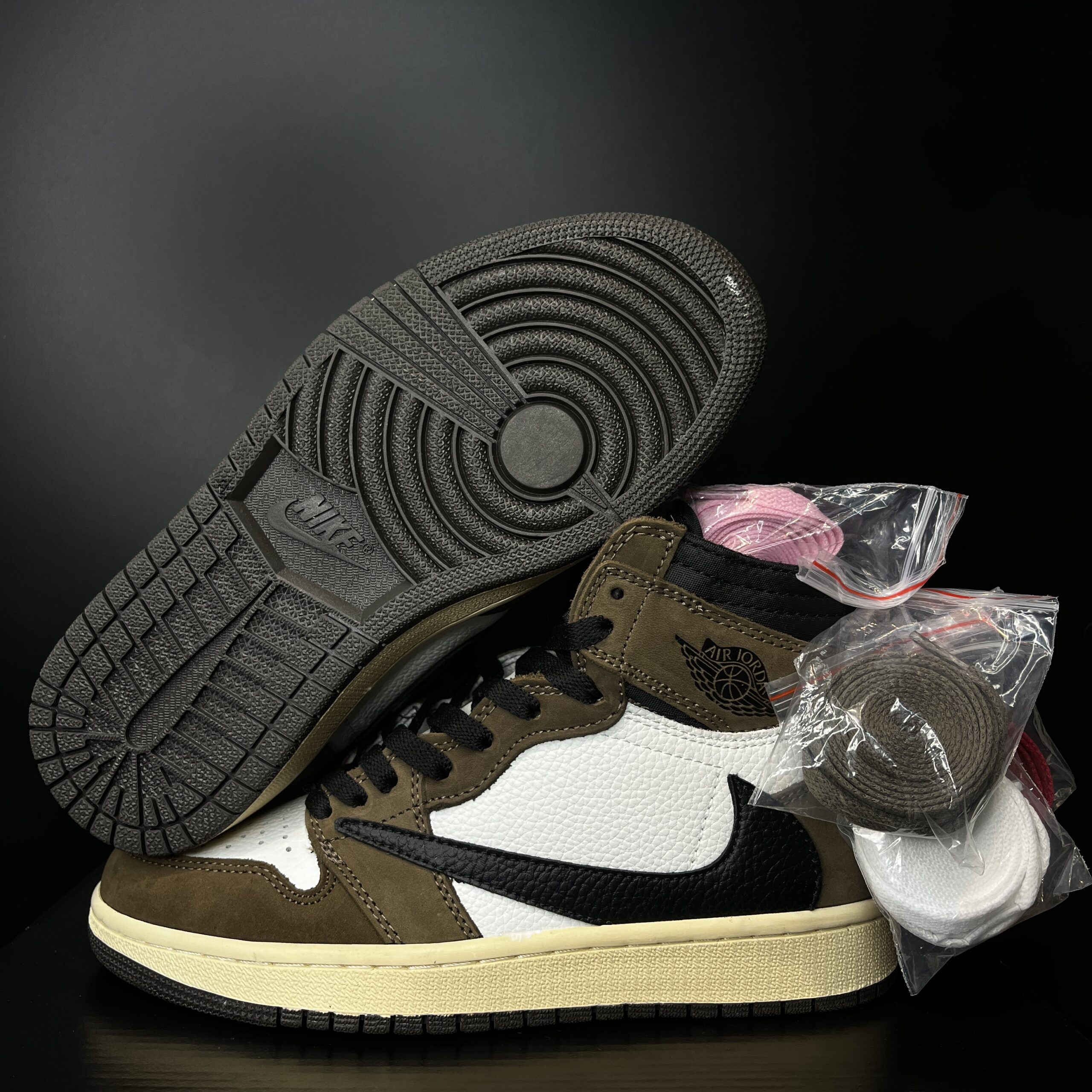 JORDAN RETRO 1 HIGH MOCA X TRAVIS SCOTT - Imagen 3