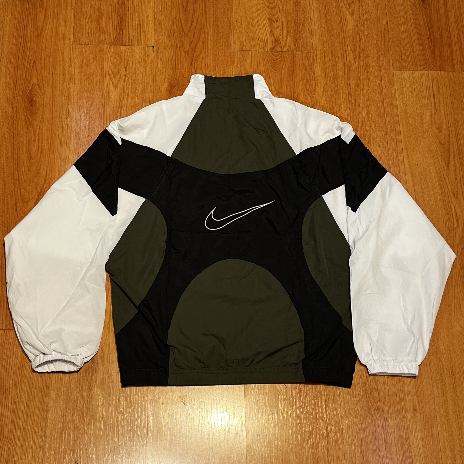 CAMPERA NIKE SPORTSWEAR GREEN AND WHITE ROMPEVIENTO - Imagen 2